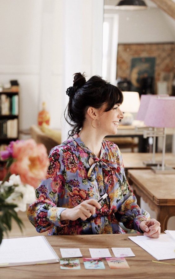Maud à son bureau