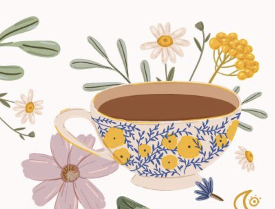 Une tasse de thé entourée de fleurs